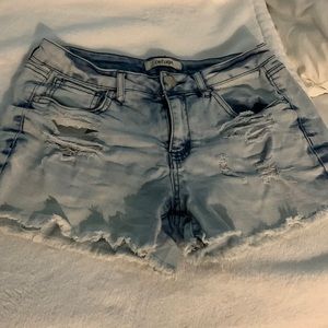 Refuge distressed short jeans for women.Size 2 junior , in good condition.